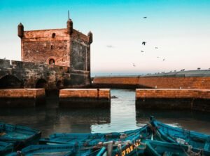 Souad attabi, l’artiste peintre – Essaouira : l&rsquo;âme vibrante d&rsquo;essaouira capturée sur la toile